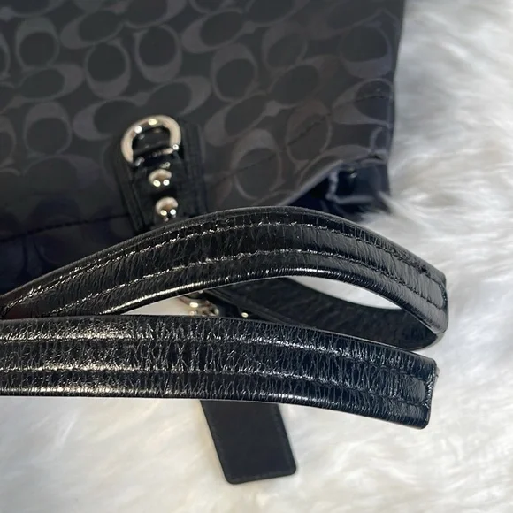 Coach Ashley Signature Carryall bag. - Picture 8 of 8